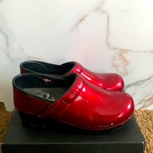 Used. Good condition. Few scratches